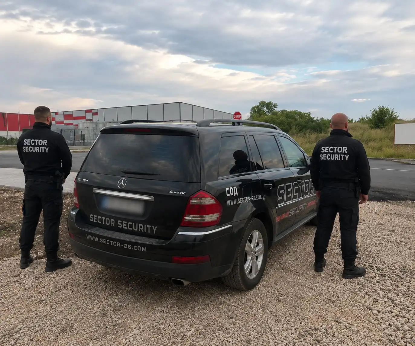 Охранители и патрулен автомобил на Sector Security